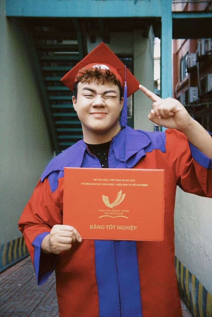 Á khoa khiến cả hội trường đứng hình vì màn 'ngã rồi thả tim' ở lễ tốt nghiệp- Ảnh 1.