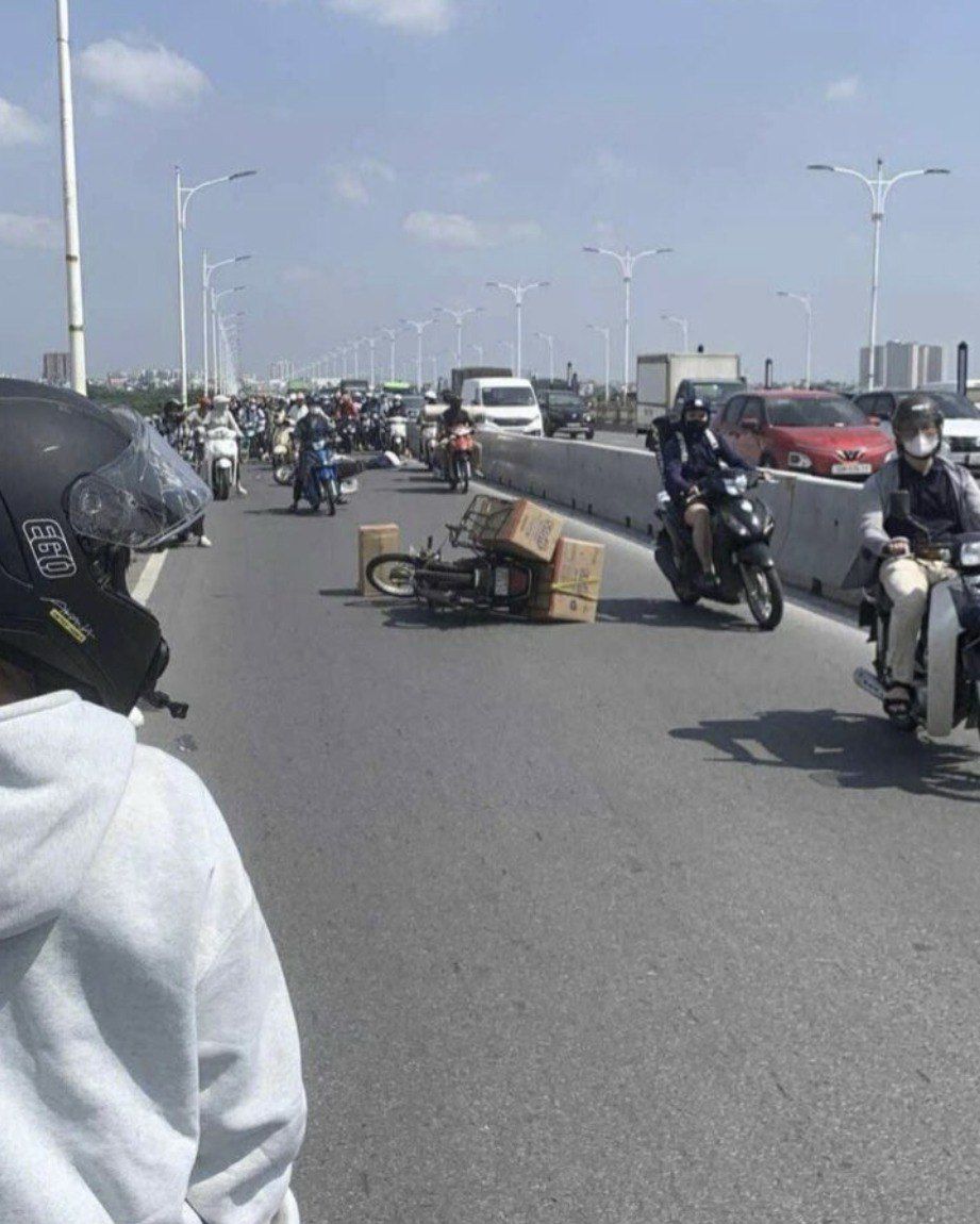 Hà Nội: Sự thật thông tin tài xế nhảy cầu Vĩnh Tuy sau tai nạn khiến 1 người phụ nữ tử vong- Ảnh 1.