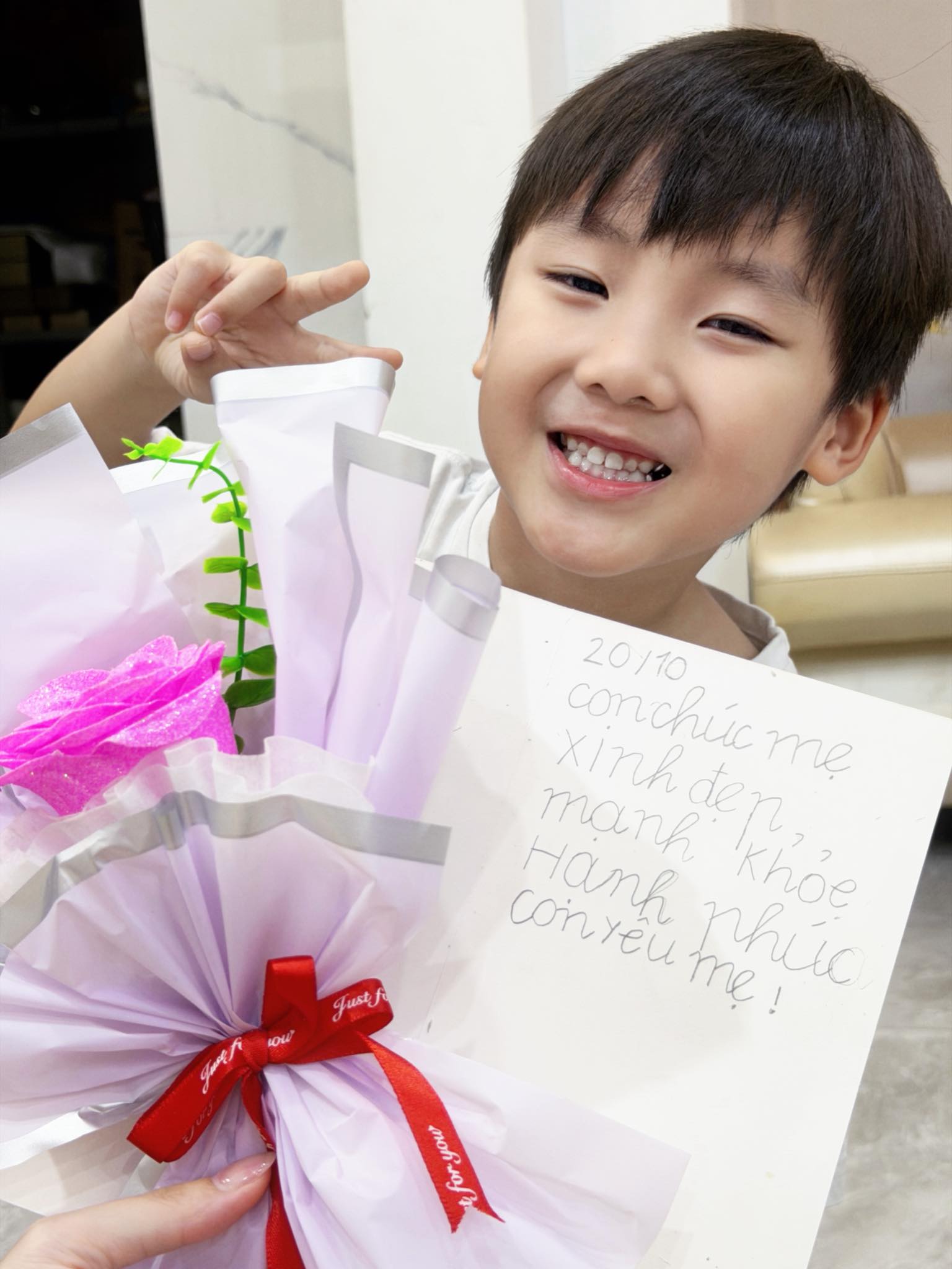 Lịm tim vì bé Bo quá đáng yêu: Vừa vào lớp 1 đã tự viết thiệp tặng mẹ Hòa Minzy nhân ngày 20/10- Ảnh 1.