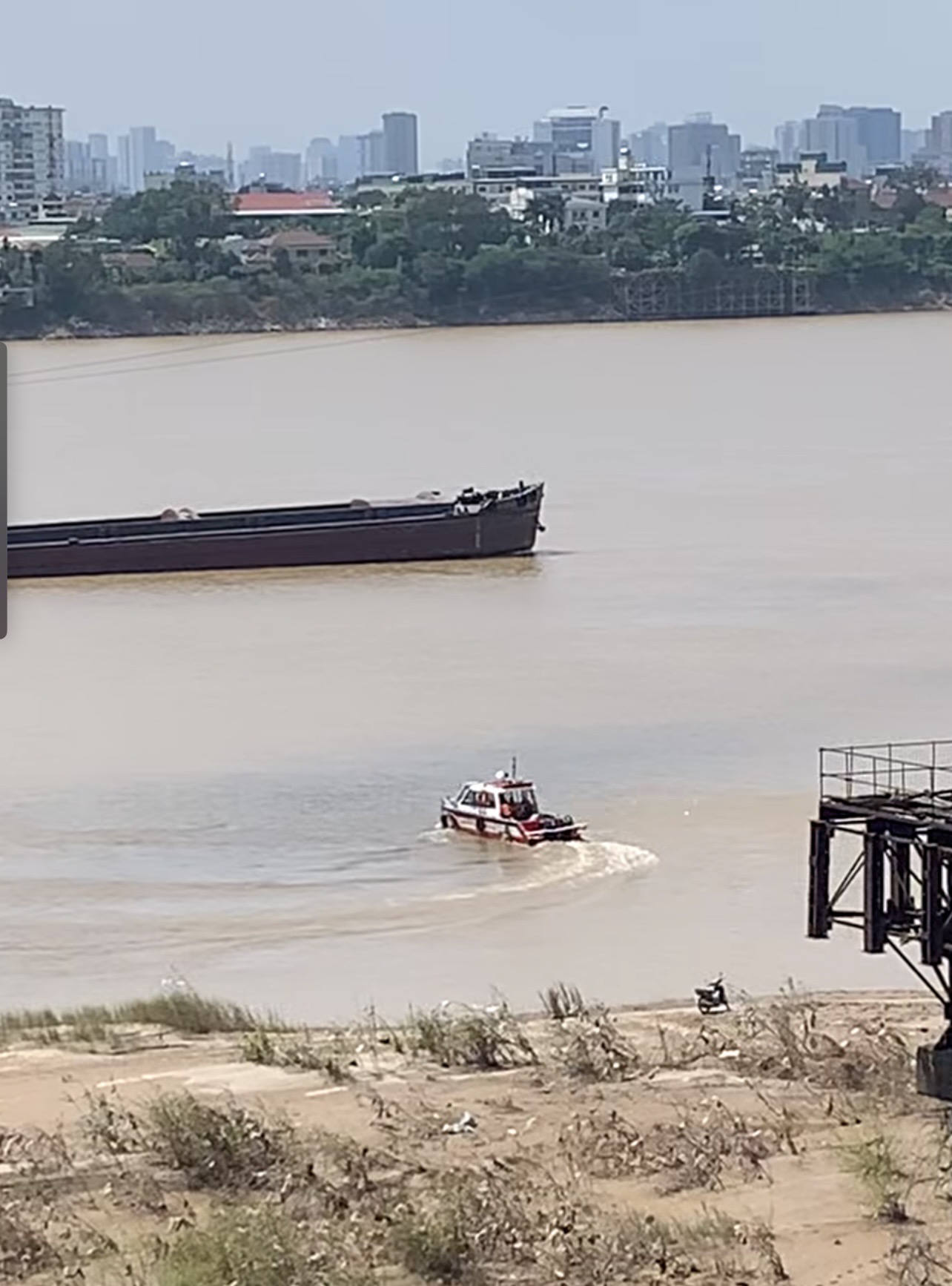 Hà Nội: Sự thật thông tin tài xế nhảy cầu Vĩnh Tuy sau tai nạn khiến 1 người phụ nữ tử vong- Ảnh 2.