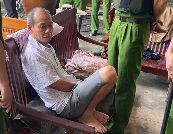 Giải cứu an toàn bé gái 4 tuổi bị bố đẻ treo lên trần nhà ở Bắc Ninh- Ảnh 2.