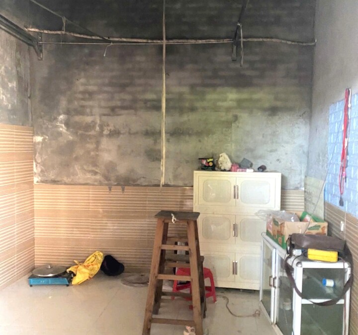 Giải cứu an toàn bé gái 4 tuổi bị bố đẻ treo lên trần nhà ở Bắc Ninh- Ảnh 3.