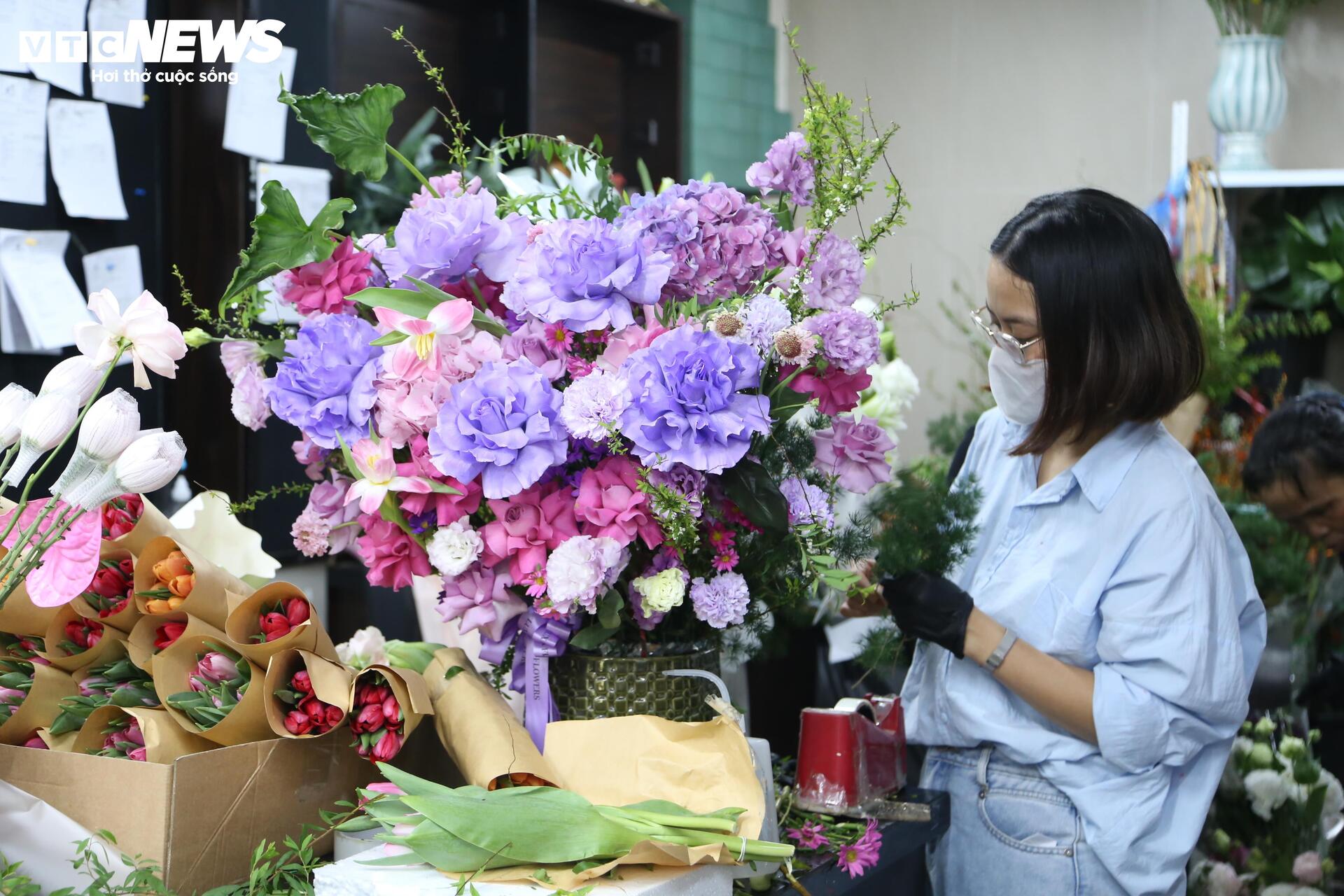 Hoa "nhà giàu" mỗi bông giá 1 triệu đồng vẫn đắt khách dịp 20/10- Ảnh 1.