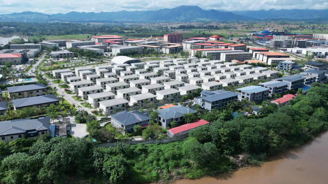 Vạch trần “thành phố lừa đảo” ở Myanmar: Starlink phủ kín mái nhà, 100.000 người làm việc như nô lệ vẫn bị giam giữ- Ảnh 2.