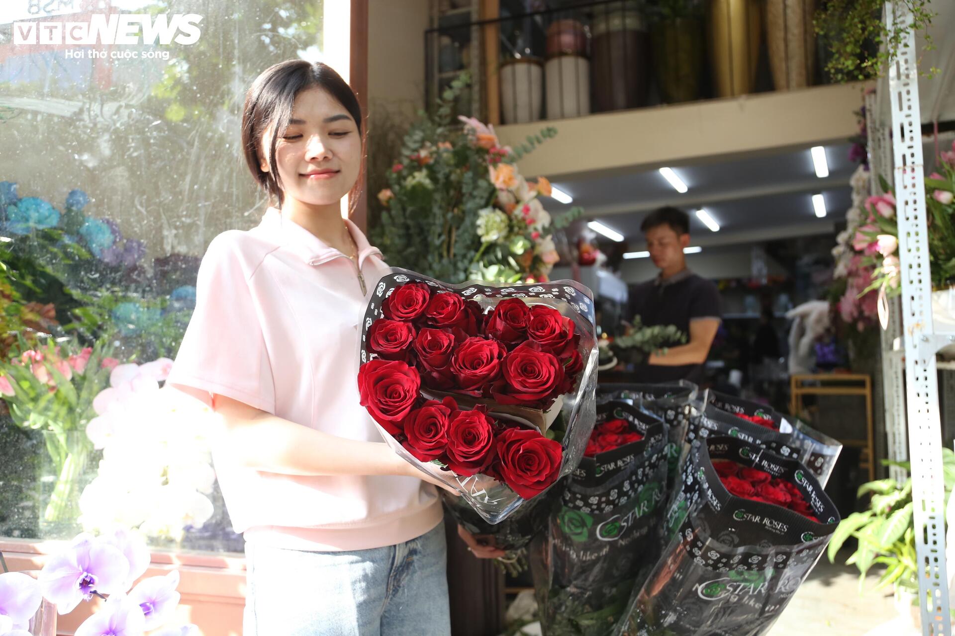 Hoa "nhà giàu" mỗi bông giá 1 triệu đồng vẫn đắt khách dịp 20/10- Ảnh 4.