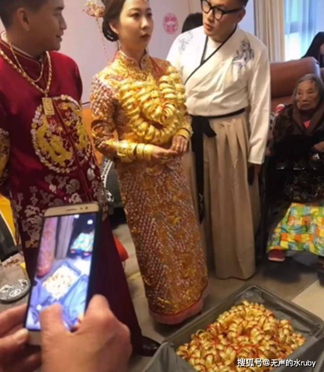 Đeo cả trăm cây vàng trên người, vali của hồi môn cũng đựng kín, cô dâu mệt mỏi cho biết: “Đeo nhiều cũng nặng thật!”- Ảnh 2.