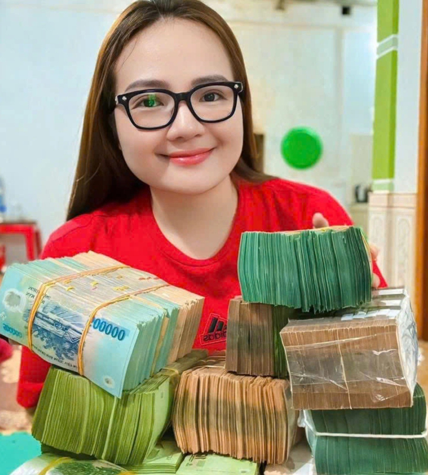 Cái bẫy phía sau lối sống phô trương tiền bạc nhìn từ Hoàng Hường, Ngân 98- Ảnh 1.