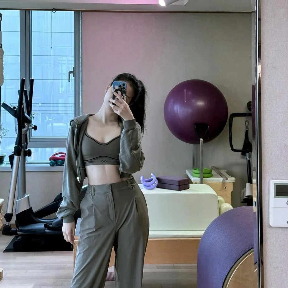 Jisoo lộ bụng mỡ nhưng visual vẫn quá đỉnh!- Ảnh 9.
