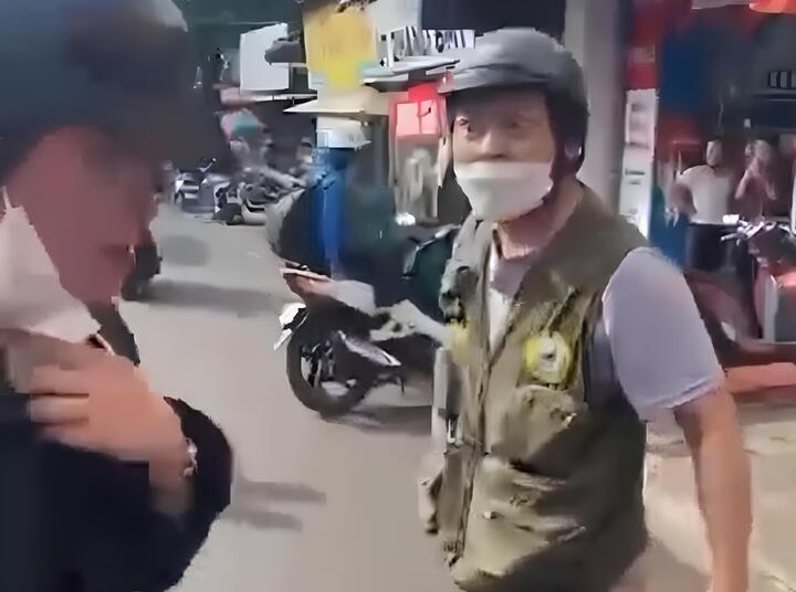 Xác minh người đàn ông bị đánh giữa đường vừa hỏi: 'Mày biết tao là ai không?'- Ảnh 1.