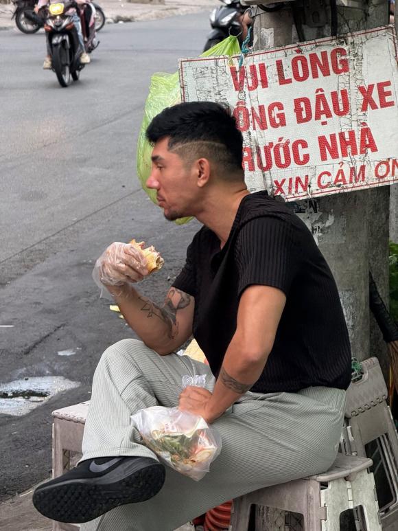 Lương Bằng Quang thất thần ngồi ăn bánh mì sau khi Ngân 98 bị bắt?- Ảnh 1.