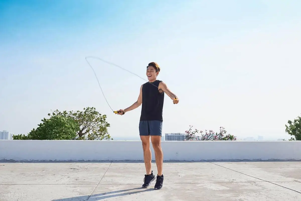 Nhảy dây, chạy bộ hay bật nhảy tại chỗ “đốt mỡ” nhanh nhất? Câu trả lời khiến nhiều người bất ngờ!- Ảnh 1.