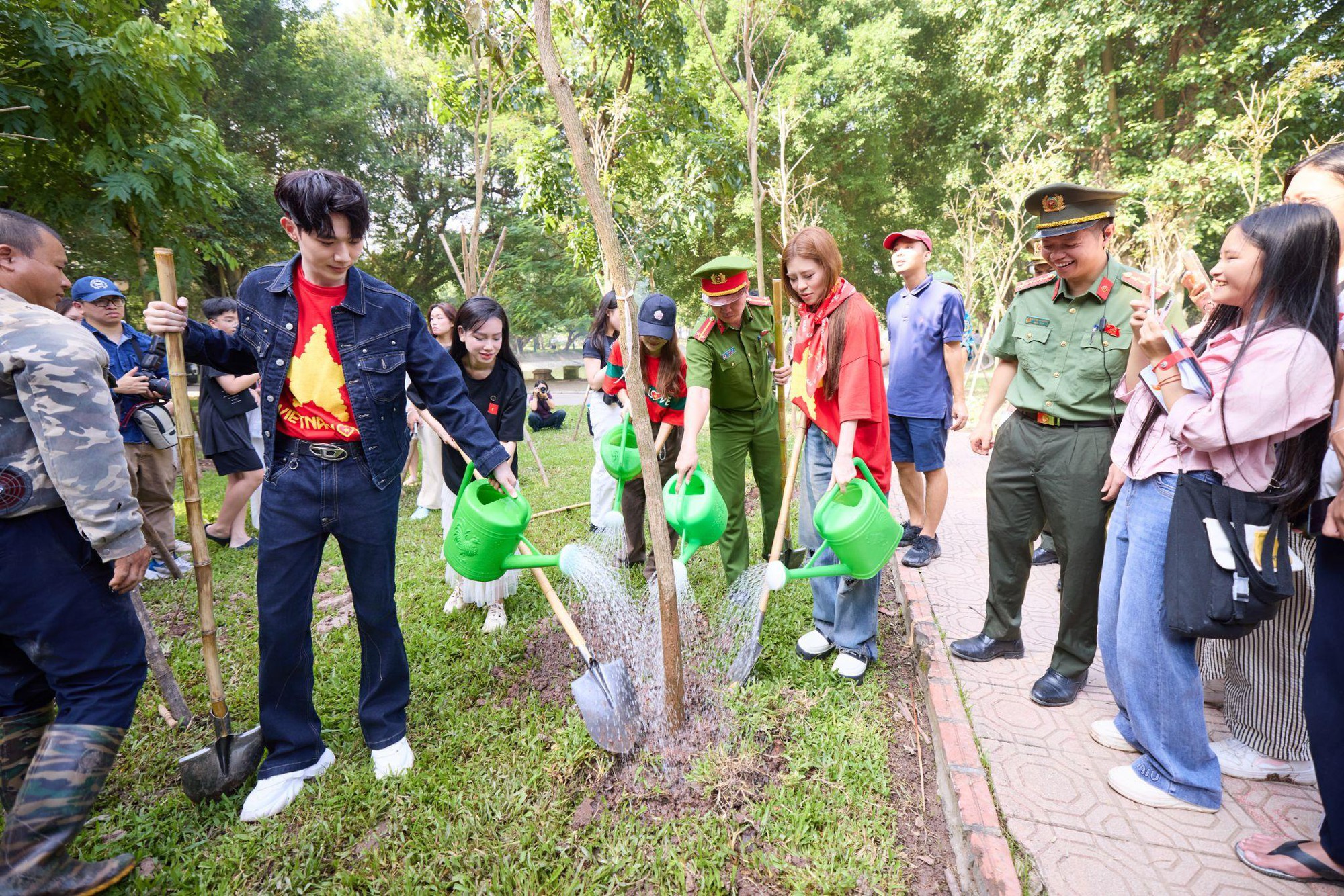 Dàn nghệ sĩ dậy sớm tham dự lễ trồng cây “Thành phố nở hoa” ở Hà Nội- Ảnh 2.