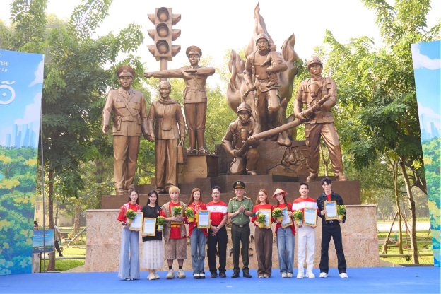 Dàn nghệ sĩ dậy sớm tham dự lễ trồng cây “Thành phố nở hoa” ở Hà Nội- Ảnh 5.