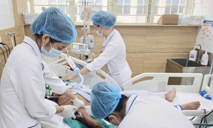 Người đàn ông 34 tuổi tử vong vì đắp lá chữa rắn hổ mang cắn- Ảnh 1.