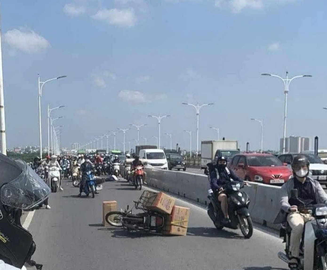 Hà Nội: Hai xe máy va chạm trên cầu Vĩnh Tuy, một người tử vong- Ảnh 1.