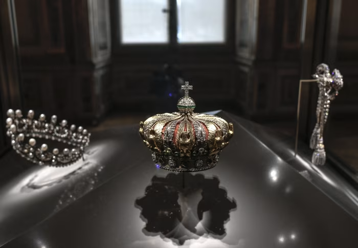 7 phút đột nhập trộm 8 bảo vật trong bảo tàng Louvre: Vì sao vụ cướp diễn ra nhanh như vậy?- Ảnh 2.