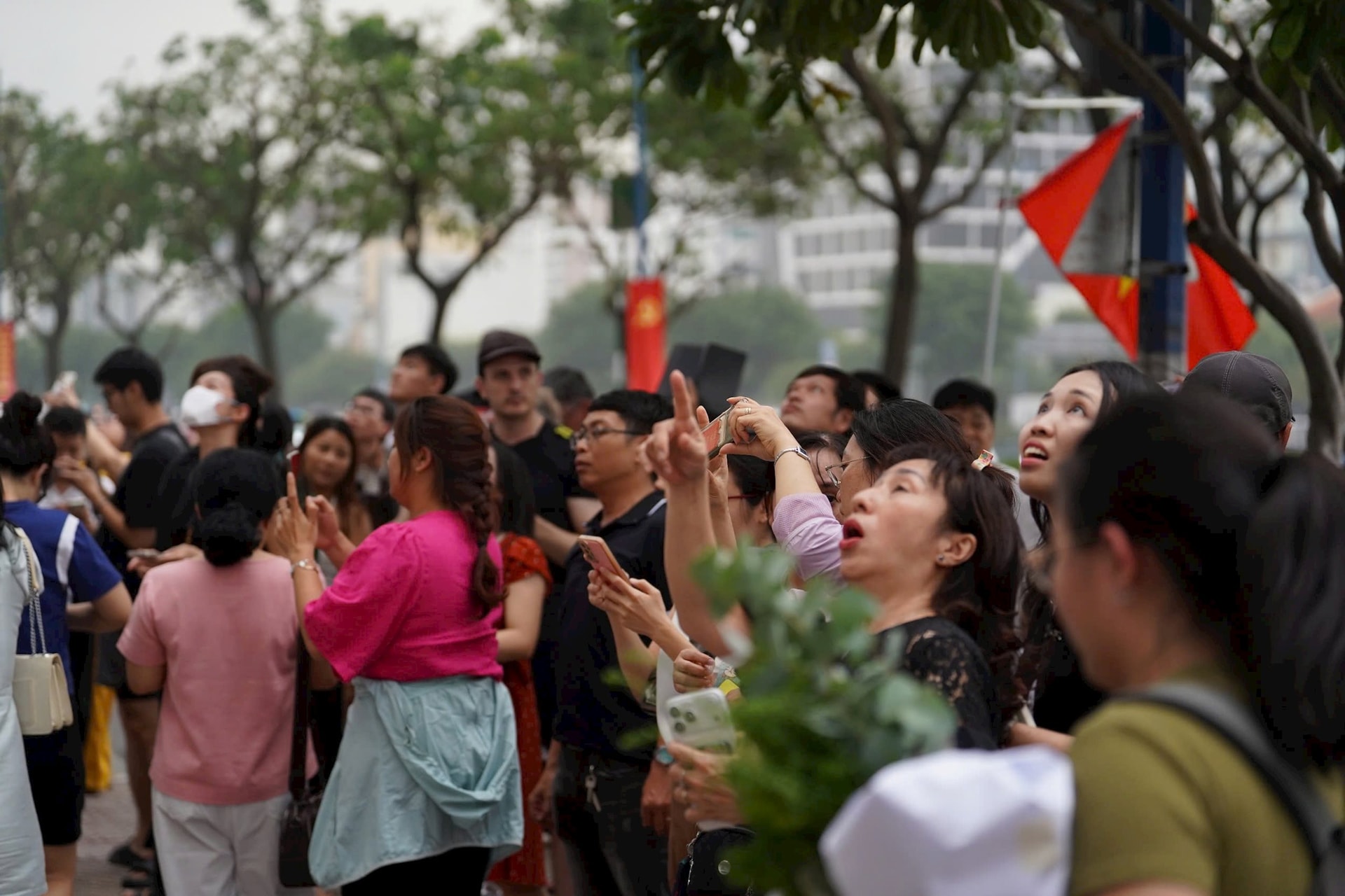Cảnh tượng sau vụ cháy căn hộ chung cư RiverGate TP.HCM khiến hàng trăm người hoảng loạn- Ảnh 1.