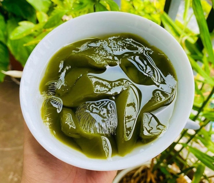 Cây dại ở bờ rào hóa "mỏ vàng", hái lá bán đều tay, thành đặc sản lạ nổi tiếng- Ảnh 2.