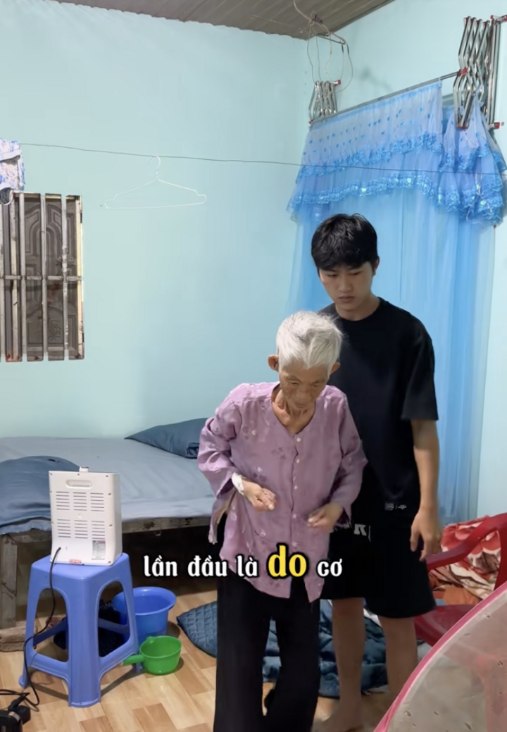 Cháu trai gen Z bỏ việc về quê chăm bà bệnh nặng khiến người dùng TikTok rơi lệ- Ảnh 8.