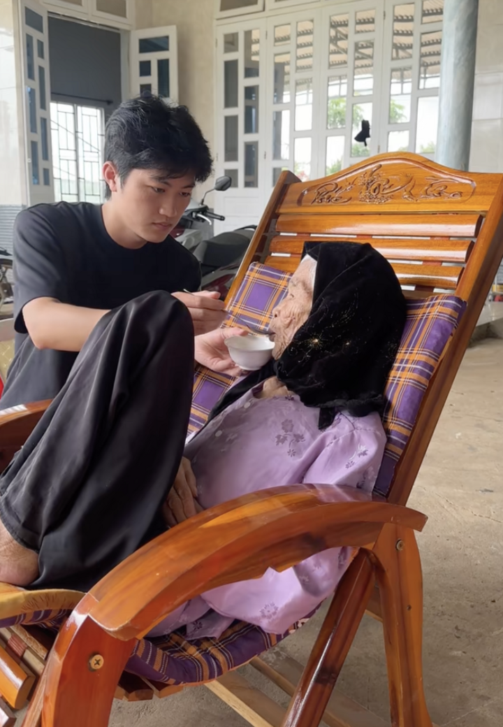 Cháu trai gen Z bỏ việc về quê chăm bà bệnh nặng khiến người dùng TikTok rơi lệ- Ảnh 9.
