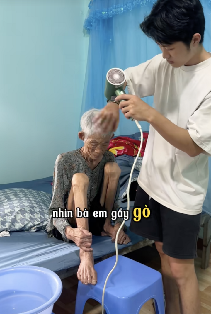 Cháu trai gen Z bỏ việc về quê chăm bà bệnh nặng khiến người dùng TikTok rơi lệ- Ảnh 2.