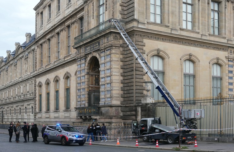 8 báu vật hoàng gia bị đánh cắp tại Louvre sắp "bốc hơi" vĩnh viễn: Chuyên gia cảnh báo mốc sinh tử- Ảnh 2.