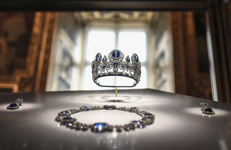 8 báu vật hoàng gia bị đánh cắp tại Louvre sắp "bốc hơi" vĩnh viễn: Chuyên gia cảnh báo mốc sinh tử- Ảnh 3.