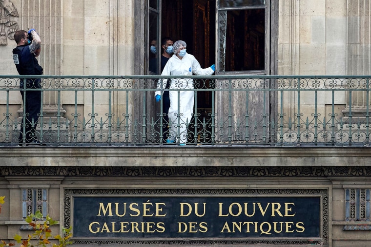 8 báu vật hoàng gia bị đánh cắp tại Louvre sắp "bốc hơi" vĩnh viễn: Chuyên gia cảnh báo mốc sinh tử- Ảnh 1.