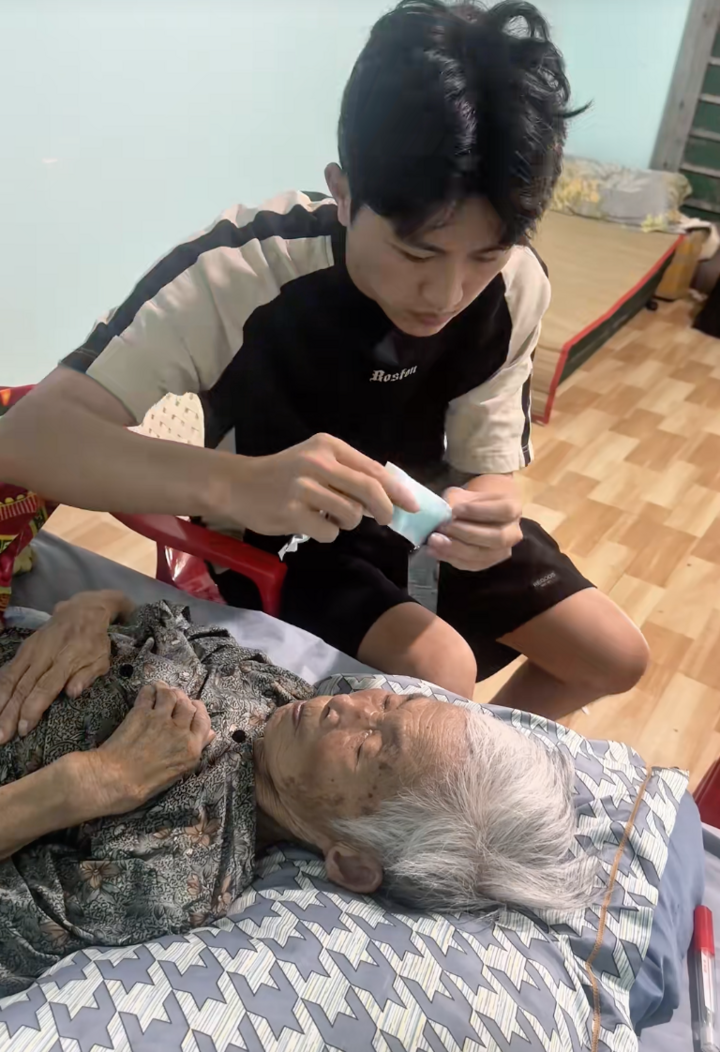 Cháu trai gen Z bỏ việc về quê chăm bà bệnh nặng khiến người dùng TikTok rơi lệ- Ảnh 6.