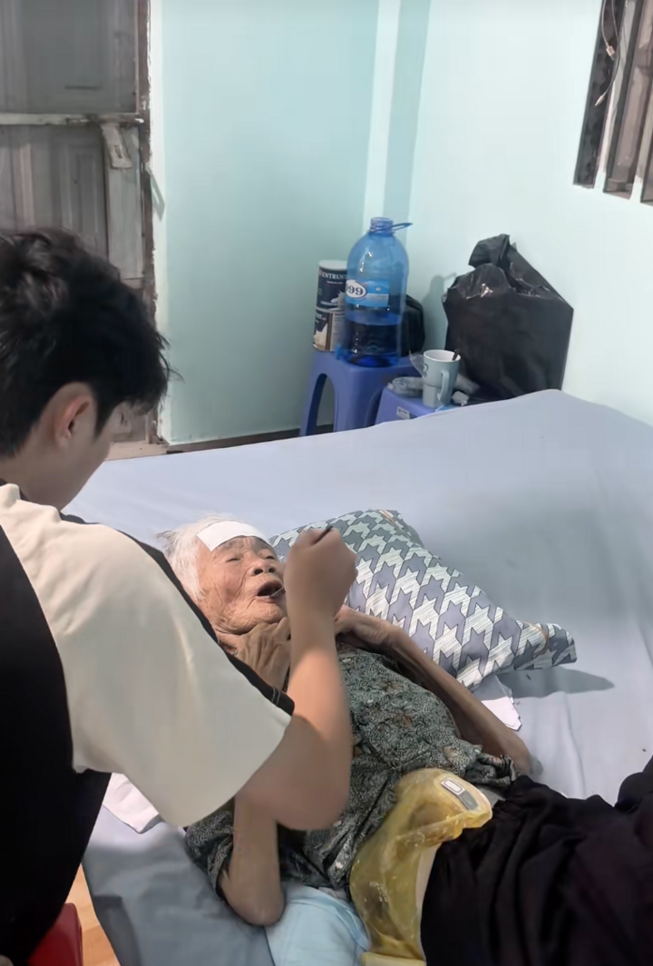 Cháu trai gen Z bỏ việc về quê chăm bà bệnh nặng khiến người dùng TikTok rơi lệ- Ảnh 5.