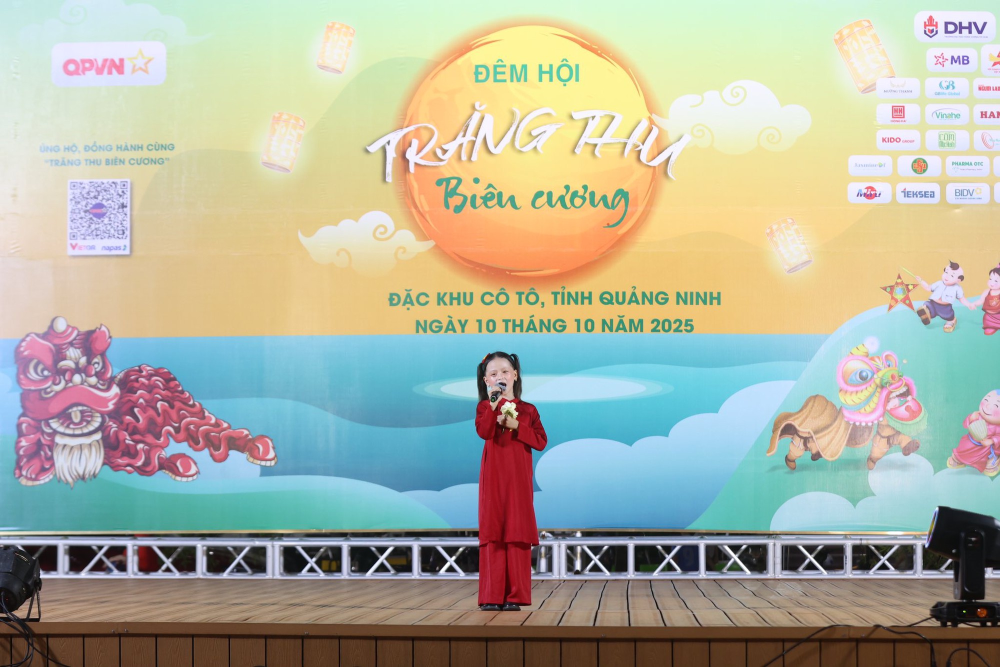 Bé gái 7 tuổi cực đắt show nhờ song ca với Mỹ Tâm tại Đại lễ 2/9- Ảnh 6.