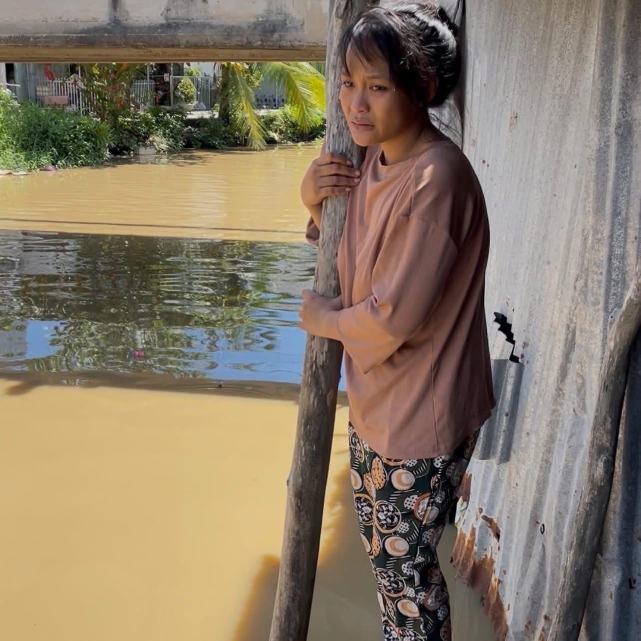 "Về nhà với mẹ đi": Người mẹ trẻ khóc hết nước mắt ngóng tìm con 4 tháng tuổi nghi rơi xuống kênh- Ảnh 3.
