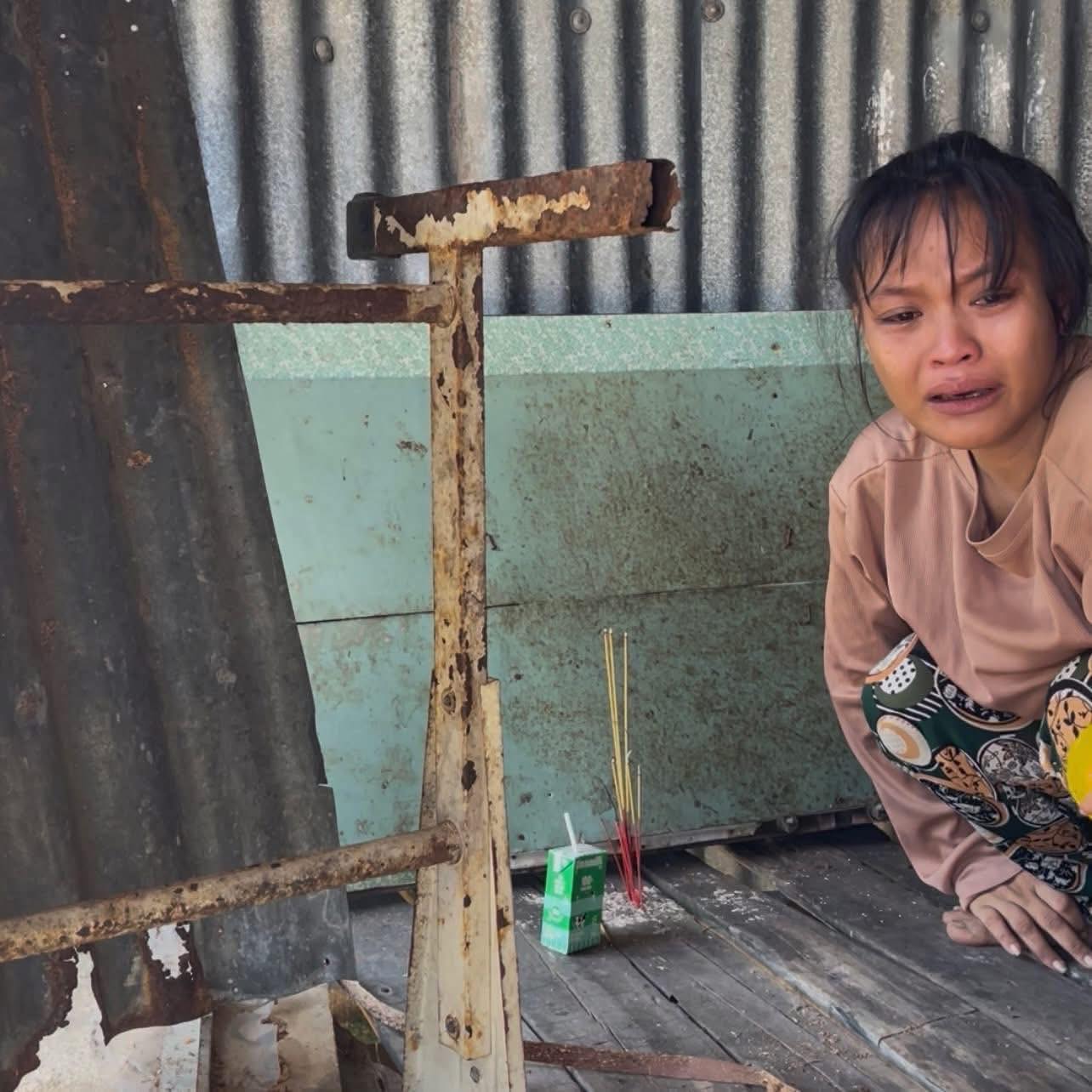 "Về nhà với mẹ đi": Người mẹ trẻ khóc hết nước mắt ngóng tìm con 4 tháng tuổi nghi rơi xuống kênh- Ảnh 2.