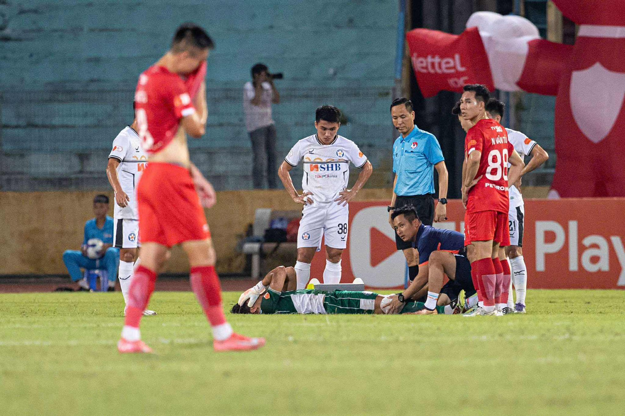 Bùi Tiến Dũng chấn thương nặng