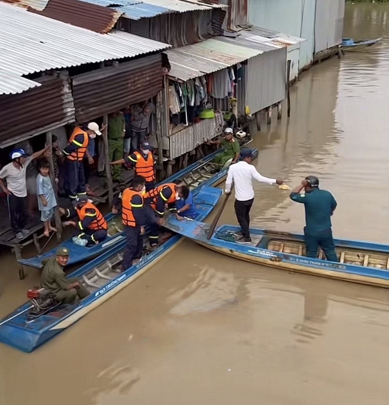 "Về nhà với mẹ đi": Người mẹ trẻ khóc hết nước mắt ngóng tìm con 4 tháng tuổi nghi rơi xuống kênh- Ảnh 1.