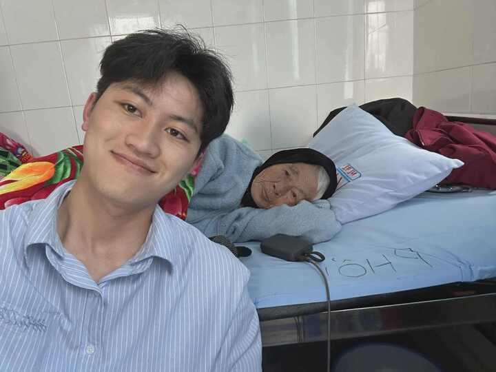 Cháu trai gen Z bỏ việc về quê chăm bà bệnh nặng khiến người dùng TikTok rơi lệ- Ảnh 3.