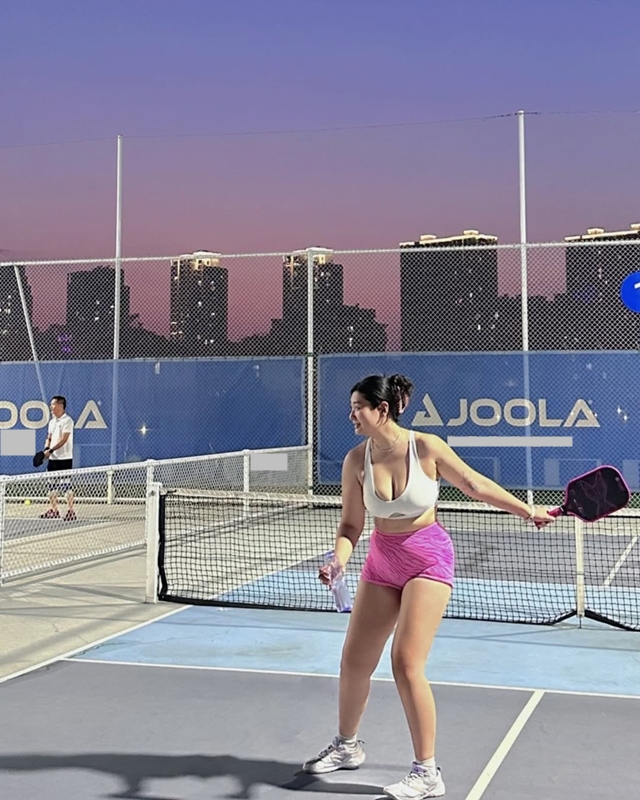 Bị mỉa mai vì trang phục nhạy cảm chơi pickleball, cô nàng 80kg đáp trả khiến đối phương 'đứng hình'