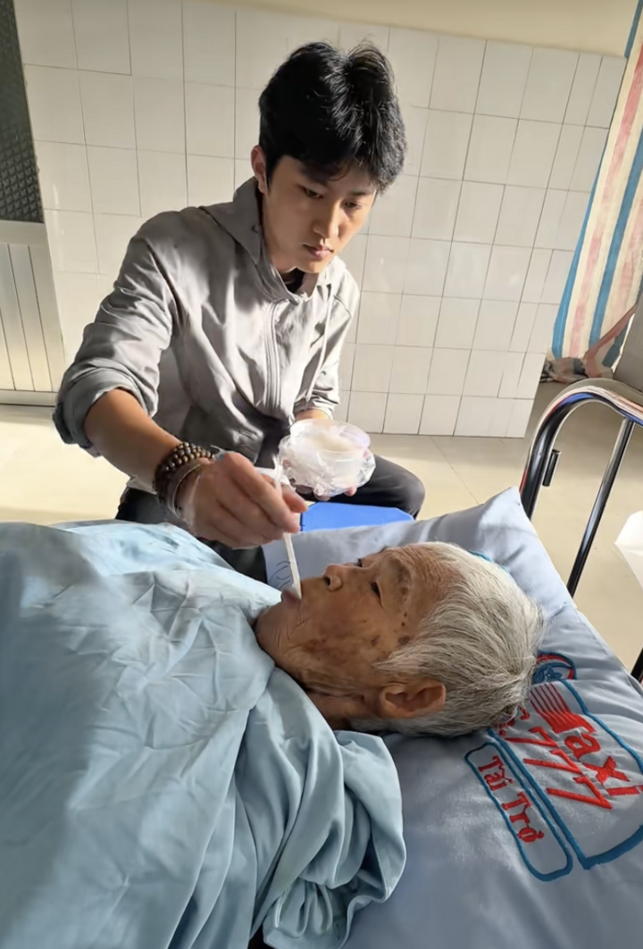 Cháu trai gen Z bỏ việc về quê chăm bà bệnh nặng khiến người dùng TikTok rơi lệ- Ảnh 1.