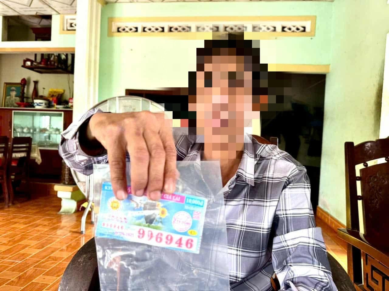 Vụ vé số trúng 2 tỷ đồng bị từ chối trả thưởng: Đã chuyển công an giám định- Ảnh 4.
