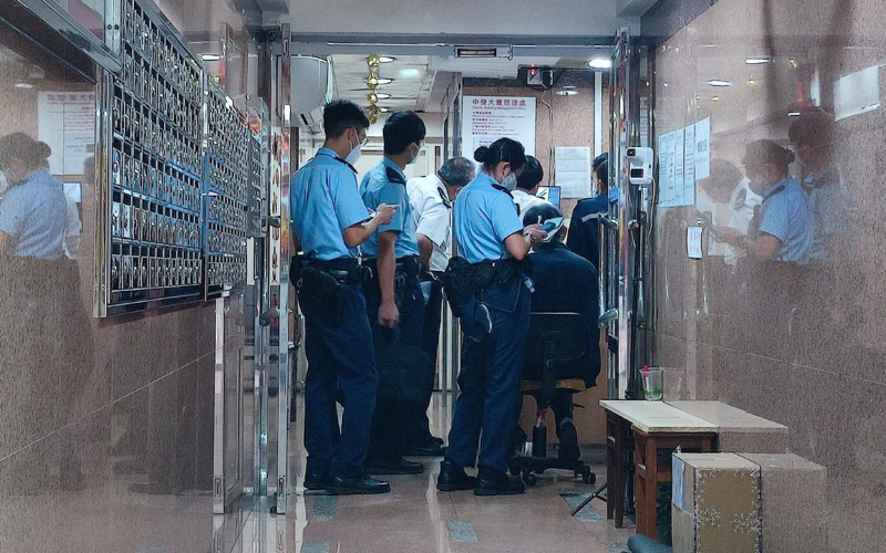 Chuyển khoản 4 lần tổng 3 tỷ đặt cọc mua nhà, chủ nhà khăng khăng chưa nhận tiền, người đàn ông chết sững: Công an vào cuộc!- Ảnh 2.