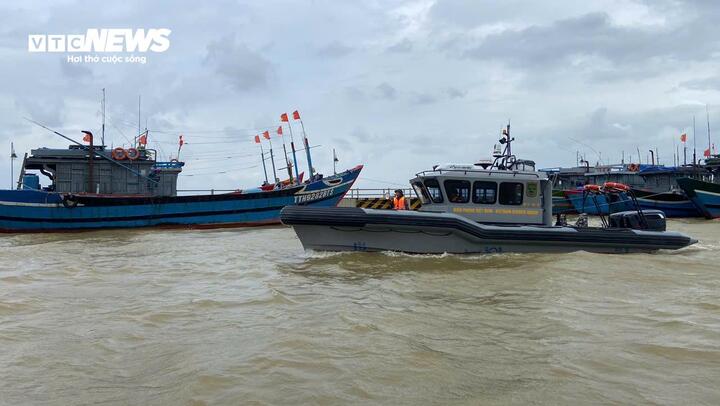 Chưa đổ bộ, bão số 12 đã gây triều cường, nhiều nơi ven phá Tam Giang ngập sâu- Ảnh 3.