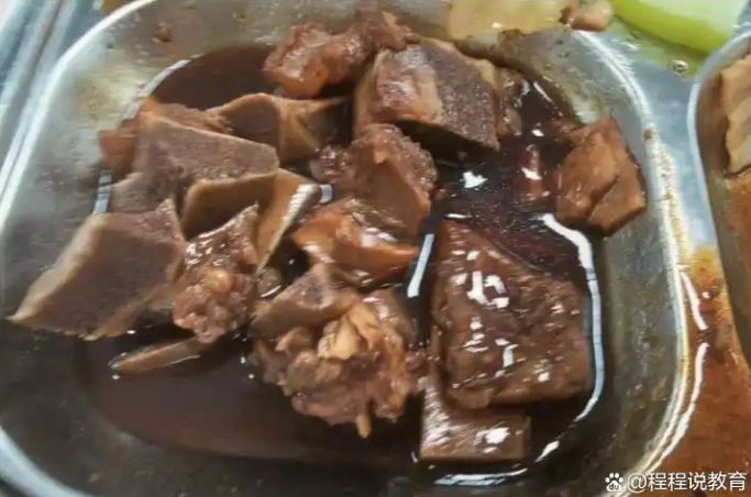 Nhìn đĩa sườn con được ăn ở trường, phụ huynh bức xúc không tin nổi: "Đây mà là thịt sườn?"- Ảnh 1.