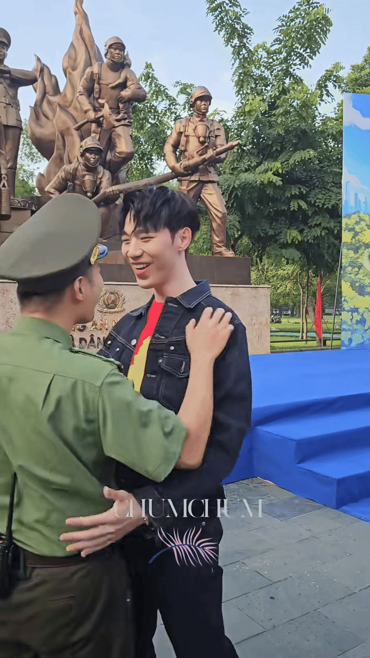 Màn song ca sĩ nhất trần đời giữa 1 Anh Trai Say Hi và chiến sĩ Công an Nhân dân- Ảnh 2.
