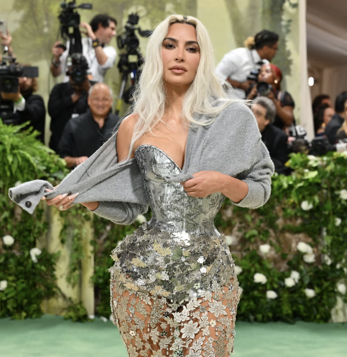 Hailey Bieber không thể ngồi thẳng- Ảnh 13.