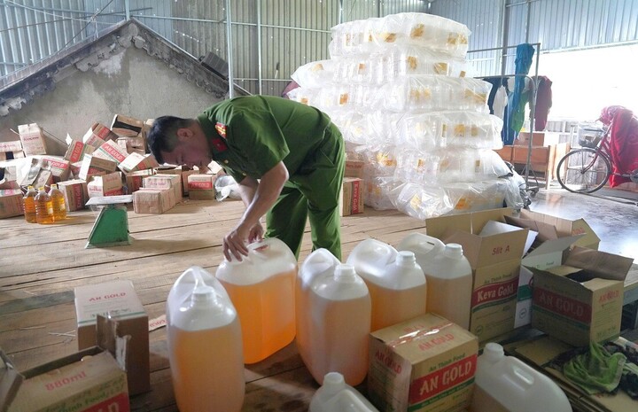 Bắt giữ Giám đốc Công ty An Thịnh Food sản xuất 2,7 triệu lít dầu ăn giả- Ảnh 3.