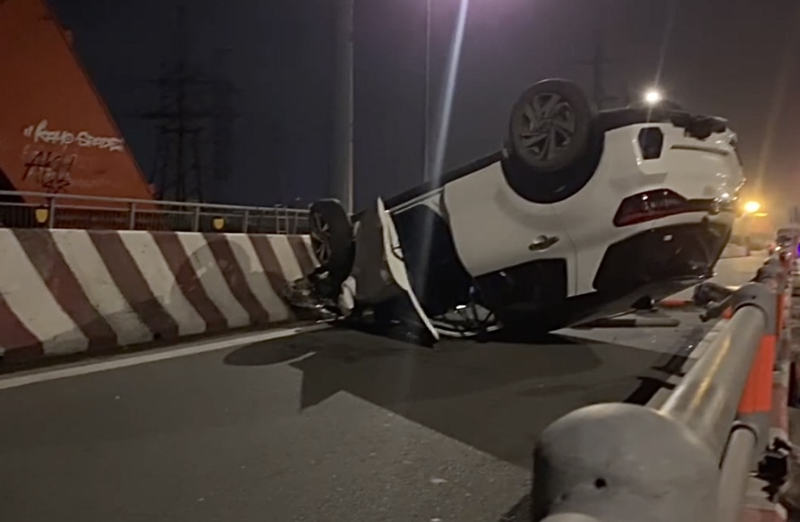Điều tra vụ ô tô màu trắng "phơi bụng" trên cầu Bình Lợi, TP HCM- Ảnh 1.
