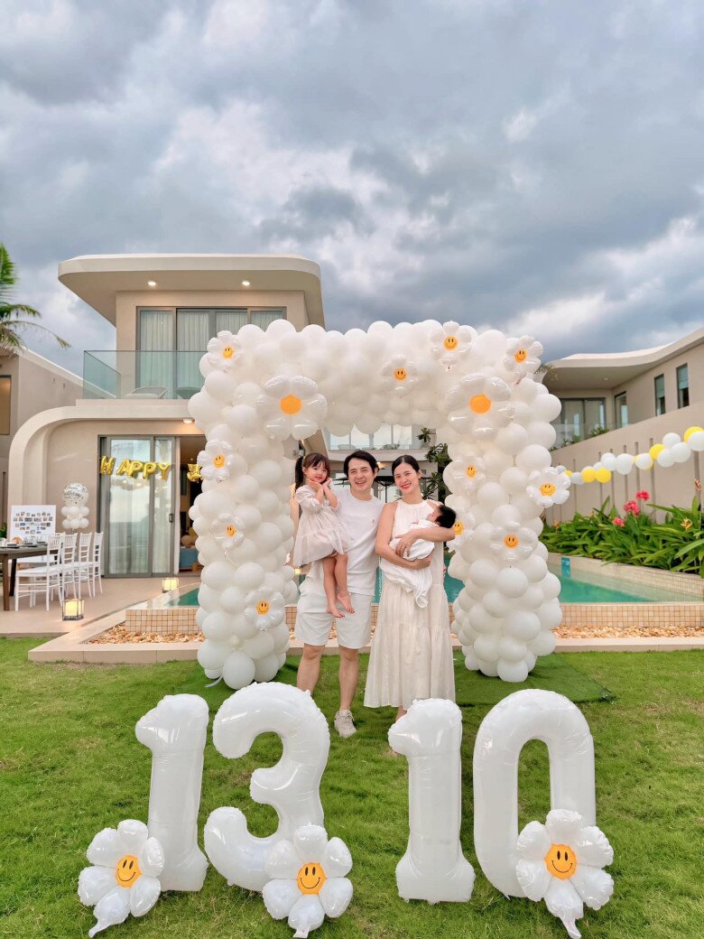 Nữ ca sĩ lấy chồng Chủ tịch, dùng 2 máy bay chở 500 khách dự đám cưới, sinh con liền sắm siêu biệt thự- Ảnh 3. Nữ ca sĩ lấy chồng Chủ tịch, dùng 2 máy bay chở 500 khách dự đám cưới, sinh con liền sắm siêu biệt thự- Ảnh 3.