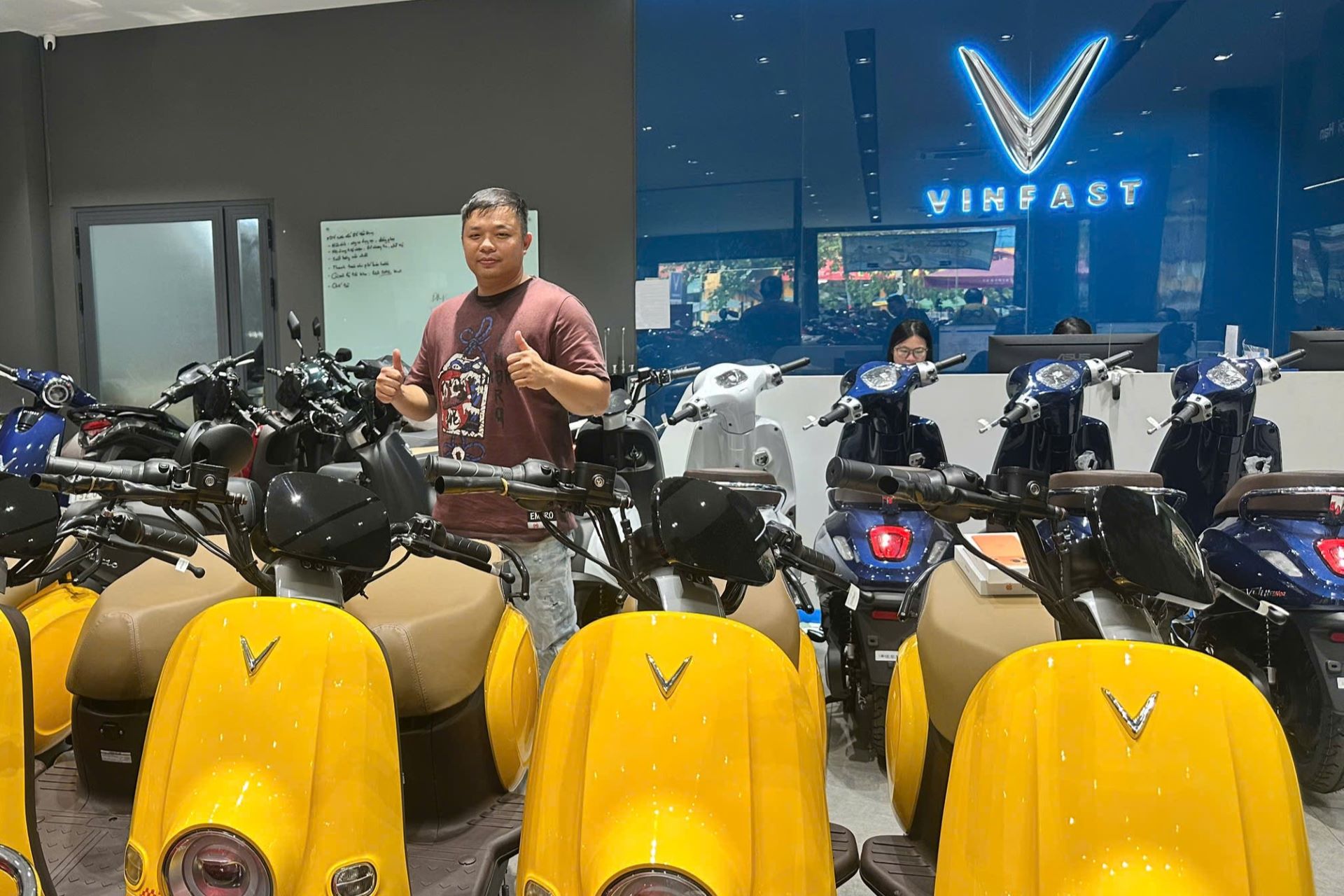 Chi chục tỷ đồng mở 2 đại lý xe máy điện VinFast, chủ đầu tư chia sẻ: Thị trường đang ở thời điểm vàng- Ảnh 1.
