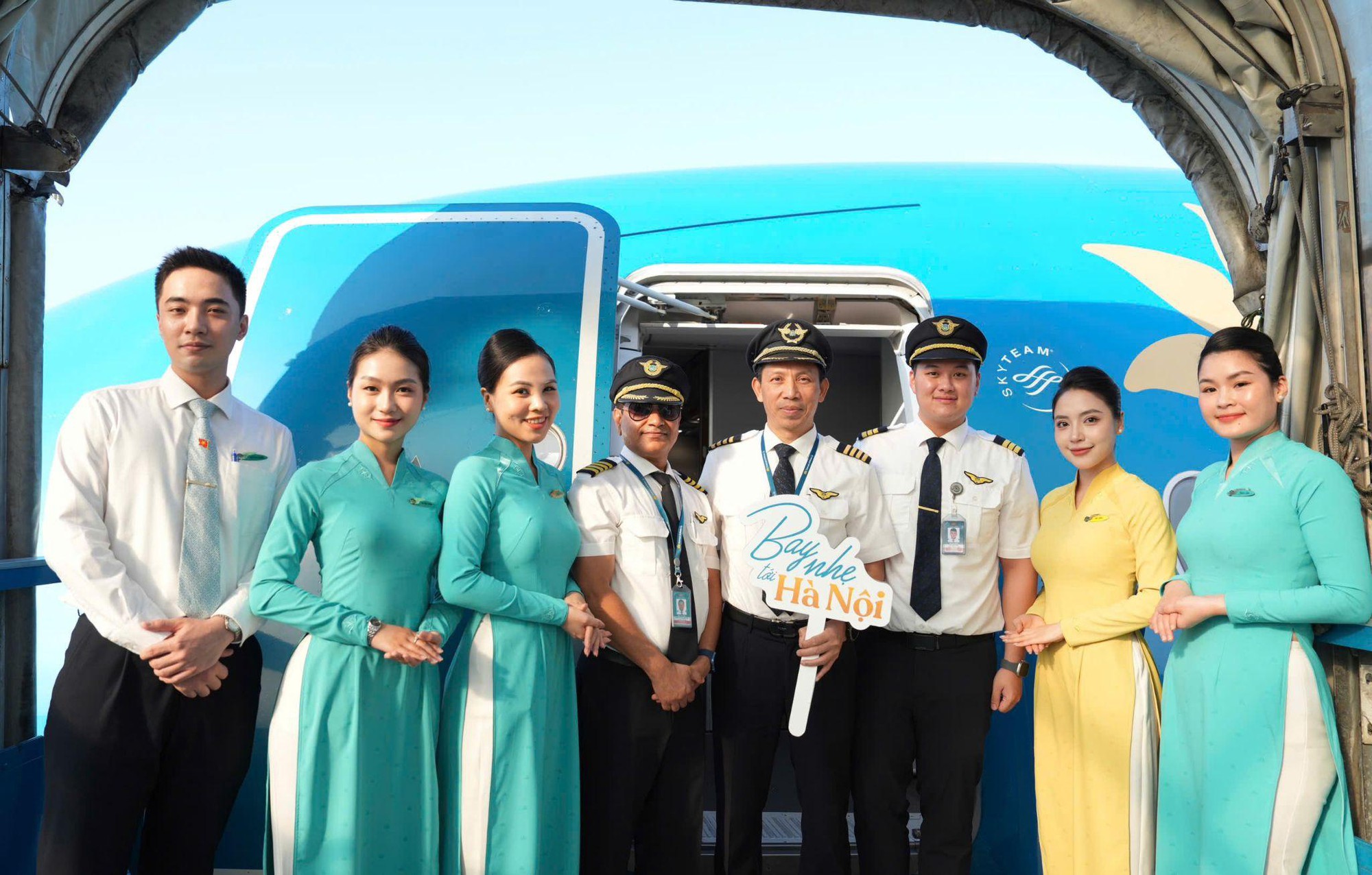 &ldquo;Bay nhẹ tới H&agrave; Nội&rdquo;: Kết nối vẻ đẹp m&ugrave;a thu Thủ đ&ocirc; với th&ocirc;ng điệp xanh c&ugrave;ng Vietnam Airlines- Ảnh 1.