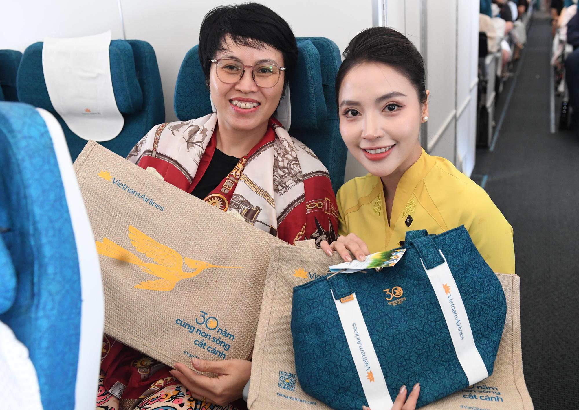 &ldquo;Bay nhẹ tới H&agrave; Nội&rdquo;: Kết nối vẻ đẹp m&ugrave;a thu Thủ đ&ocirc; với th&ocirc;ng điệp xanh c&ugrave;ng Vietnam Airlines- Ảnh 5.
